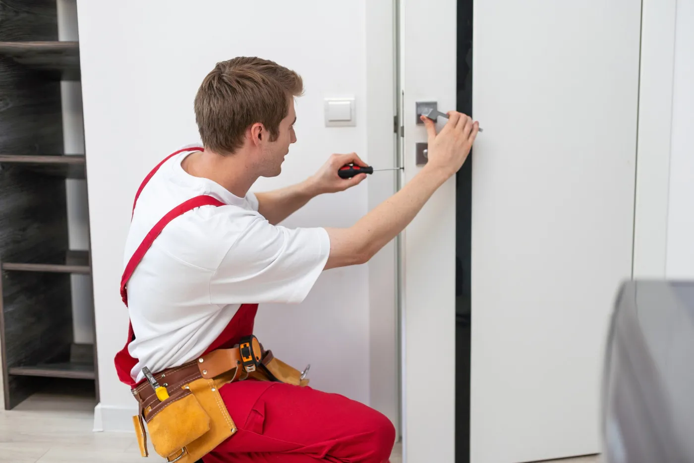 Réglage d'une serrure sur une porte d'appartement par notre équipe
